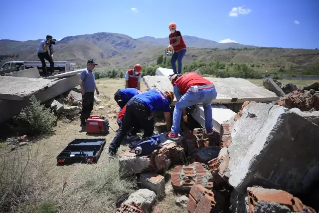 Öğretmenlerden oluşan AKUB ekibinden gerçeği aratmayan deprem tatbikatı