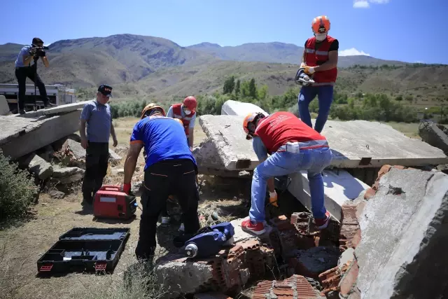 Öğretmenlerden oluşan AKUB ekibinden gerçeği aratmayan deprem tatbikatı