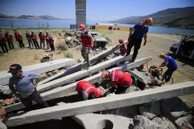 Öğretmenlerden oluşan AKUB ekibinden gerçeği aratmayan deprem tatbikatı