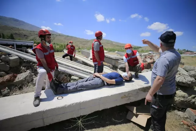 Öğretmenlerden oluşan AKUB ekibinden gerçeği aratmayan deprem tatbikatı