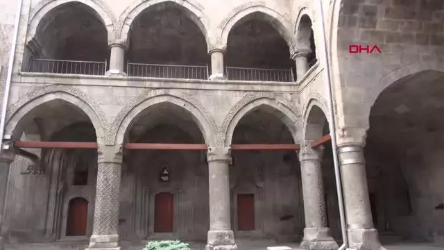 ERZURUM ÇİFTE MİNARELİ MEDRESE İÇİN TOPLANAN 2 BİN ESER RESTORE EDİLİYOR ERZURUM ÇİFTE MİNARELİ MEDRESE İÇİN TOPLANAN 2 BİN ESER RESTORE EDİLİYOR