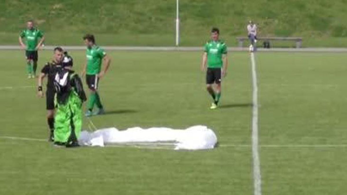 Futbol maçının ortasına inen paraşütçüye hakemden sarı kart! İşte izleyenleri tebessüm ettiren o anlar