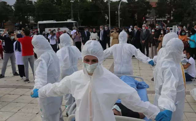 Geleceğin hemşireleri Kovid-19'la savaşan sağlık çalışanlarının sorunlarını 'sessiz tiyatro' ile anlattılar Geleceğin hemşireleri Kovid-19'la savaşan sağlık çalışanlarının sorunlarını 'sessiz tiyatro' ile anlattılar
