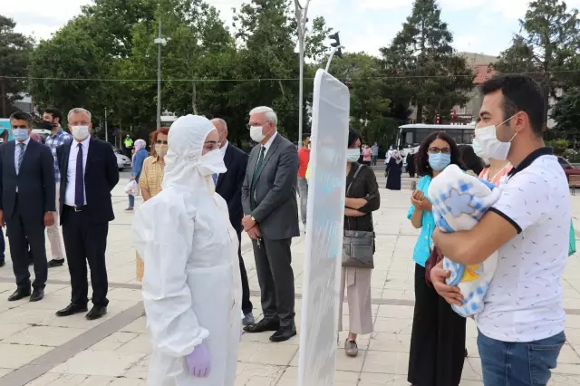 Geleceğin hemşireleri Kovid-19'la savaşan sağlık çalışanlarının sorunlarını 'sessiz tiyatro' ile anlattılar