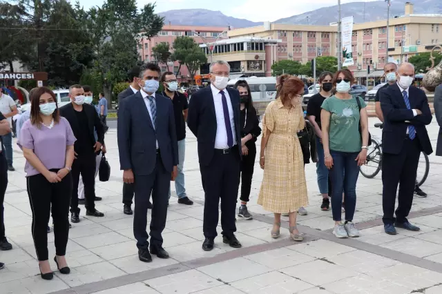 Geleceğin hemşireleri Kovid-19'la savaşan sağlık çalışanlarının sorunlarını 'sessiz tiyatro' ile anlattılar