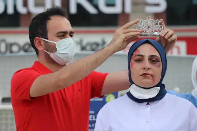 Geleceğin hemşireleri Kovid-19'la savaşan sağlık çalışanlarının sorunlarını 'sessiz tiyatro' ile anlattılar