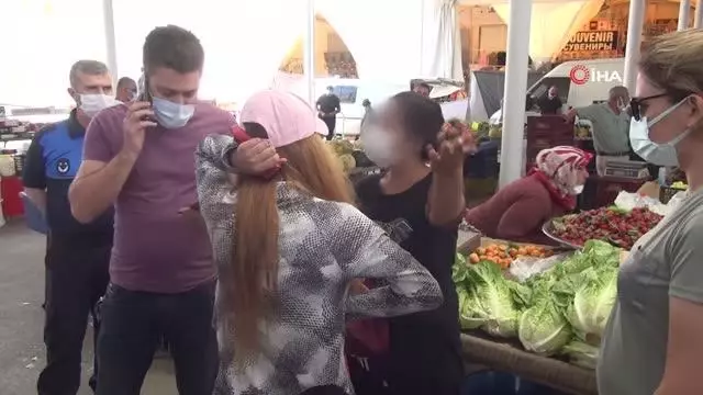 Genç kızlar pazarda 'Tırnakçılık' yaparken yakalandı Genç kızlar pazarda 'Tırnakçılık' yaparken yakalandı
