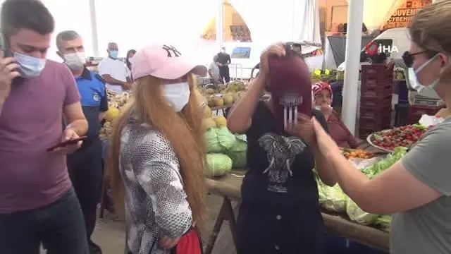 Genç kızlar pazarda 'Tırnakçılık' yaparken yakalandı Genç kızlar pazarda 'Tırnakçılık' yaparken yakalandı