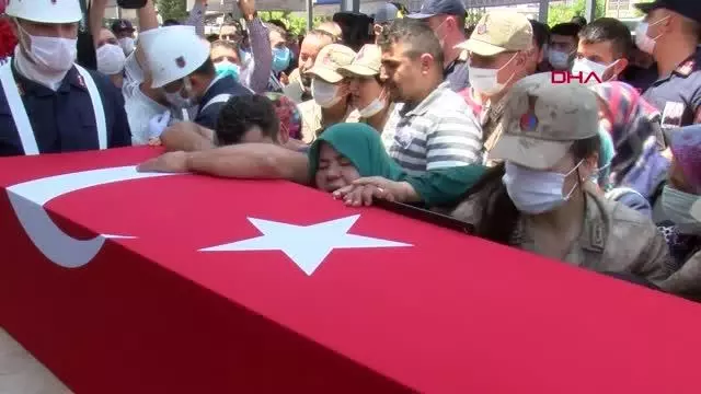HATAY ŞEHİT JANDARMA UZMAN ÇAVUŞ ADİL YILMAZ SON YOLCULUĞUNA UĞURLANDI HATAY ŞEHİT JANDARMA UZMAN ÇAVUŞ ADİL YILMAZ SON YOLCULUĞUNA UĞURLANDI