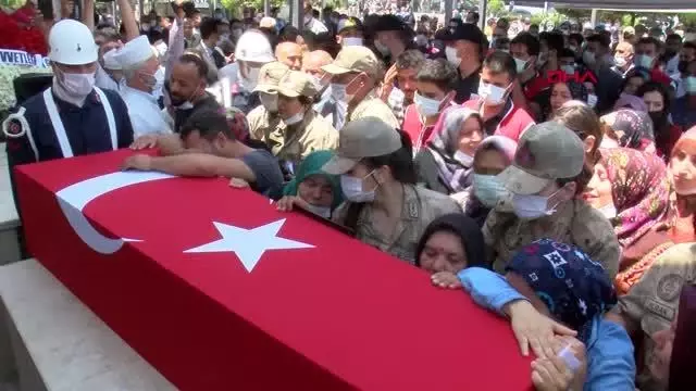 HATAY ŞEHİT JANDARMA UZMAN ÇAVUŞ ADİL YILMAZ SON YOLCULUĞUNA UĞURLANDI HATAY ŞEHİT JANDARMA UZMAN ÇAVUŞ ADİL YILMAZ SON YOLCULUĞUNA UĞURLANDI