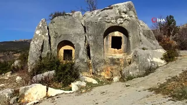 Hitit dönemine ait 5 bin yıllık anıt mezar ziyaretçilerini bekliyor- Türkiye'de başka bir benzeri olmadığı söylenen 5 bin yıllık kayaya oyulmuş anıt...
