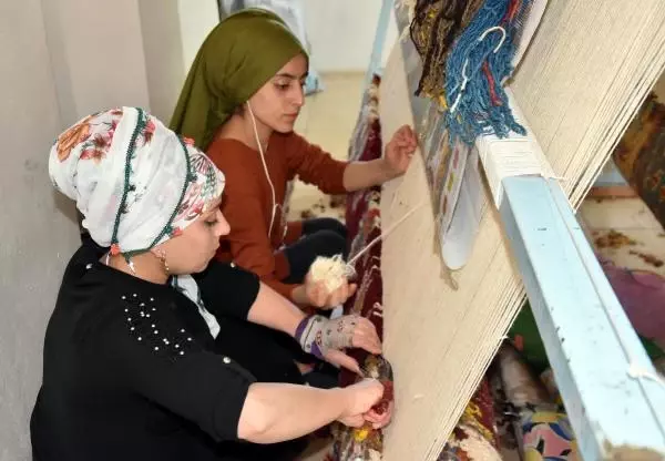 BİTLİS HİZANLI KADINLAR, HALI VE KİLİM DOKUMACILIĞINI ÖĞRENİYOR