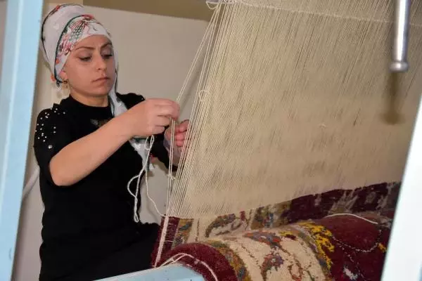 BİTLİS HİZANLI KADINLAR, HALI VE KİLİM DOKUMACILIĞINI ÖĞRENİYOR