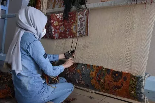 BİTLİS HİZANLI KADINLAR, HALI VE KİLİM DOKUMACILIĞINI ÖĞRENİYOR