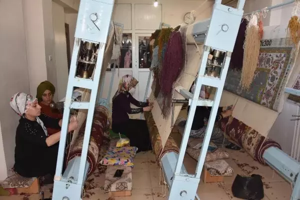 BİTLİS HİZANLI KADINLAR, HALI VE KİLİM DOKUMACILIĞINI ÖĞRENİYOR