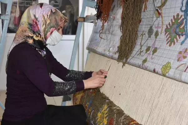 BİTLİS HİZANLI KADINLAR, HALI VE KİLİM DOKUMACILIĞINI ÖĞRENİYOR