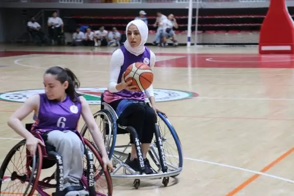 SPOR Kadın Tekerlekli Sandalye Basketbol Takımı parkede SPOR Kadın Tekerlekli Sandalye Basketbol Takımı parkede