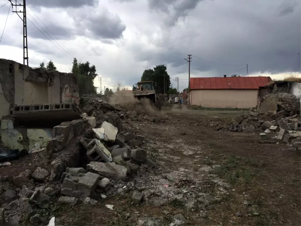 Metruk Binaların Yıkım Çalışmaları Devam Ediyor