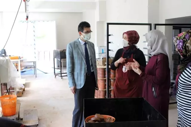 Kaymakam Kaçmaz Kadın Kooperatifi Üretim Atölyesi'nde incelemelerde bulundu Kaymakam Kaçmaz Kadın Kooperatifi Üretim Atölyesi'nde incelemelerde bulundu