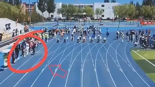 Sıradan bir yarışmaya kameramanın hızı damga vurdu! Her gören aynı yorumu yapıyor Sıradan bir yarışmaya kameramanın hızı damga vurdu! Her gören aynı yorumu yapıyor
