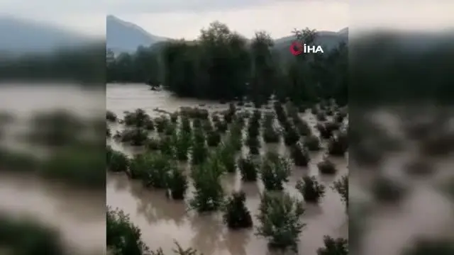 Kozan'da sağanak sele neden oldu Kozan'da sağanak sele neden oldu