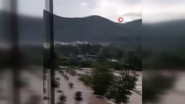 Kozan'da sağanak sele neden oldu Kozan'da sağanak sele neden oldu