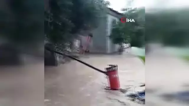 Kozan'da sağanak sele neden oldu Kozan'da sağanak sele neden oldu