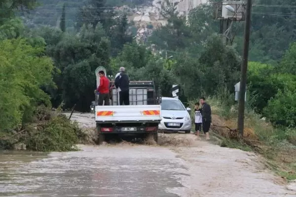 KOZAN'DA ŞİDDETLİ YAĞIŞ HAYATI OLUMSUZ ETKİLEDİ KOZAN'DA ŞİDDETLİ YAĞIŞ HAYATI OLUMSUZ ETKİLEDİ