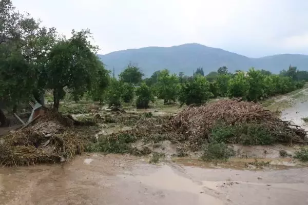 KOZAN'DA ŞİDDETLİ YAĞIŞ HAYATI OLUMSUZ ETKİLEDİ KOZAN'DA ŞİDDETLİ YAĞIŞ HAYATI OLUMSUZ ETKİLEDİ