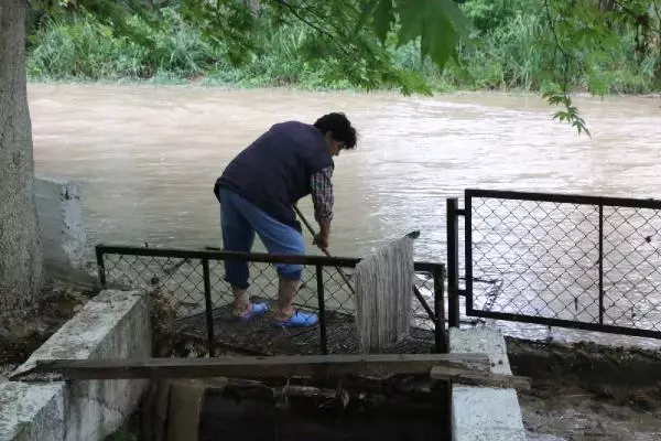 KOZAN'DA ŞİDDETLİ YAĞIŞ HAYATI OLUMSUZ ETKİLEDİ KOZAN'DA ŞİDDETLİ YAĞIŞ HAYATI OLUMSUZ ETKİLEDİ