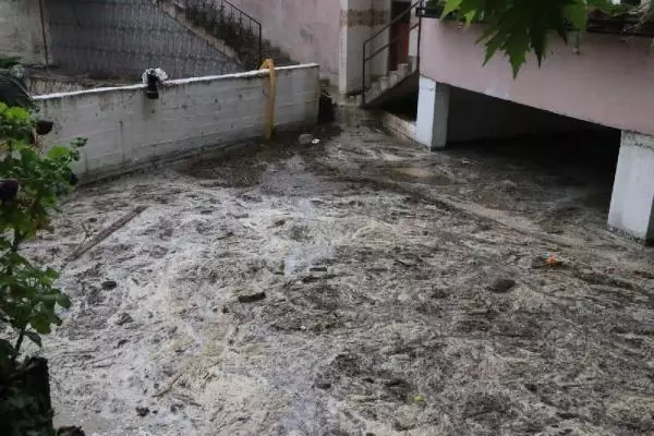 KOZAN'DA ŞİDDETLİ YAĞIŞ HAYATI OLUMSUZ ETKİLEDİ KOZAN'DA ŞİDDETLİ YAĞIŞ HAYATI OLUMSUZ ETKİLEDİ