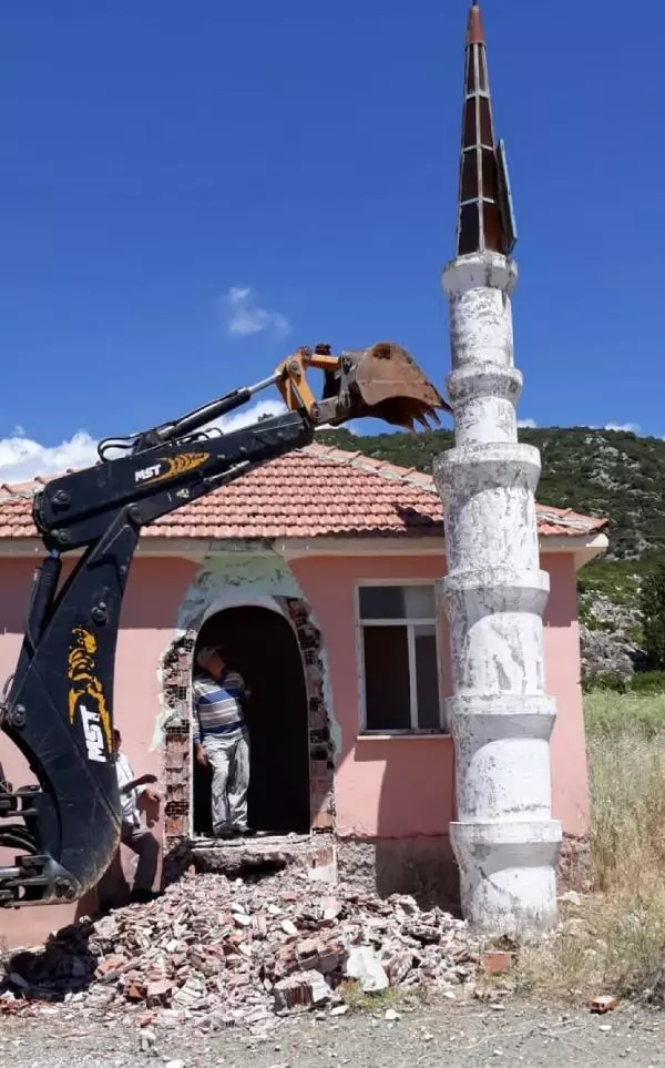 Künk minareye 'uygunsuzluk' yıkımı Künk minareye 'uygunsuzluk' yıkımı