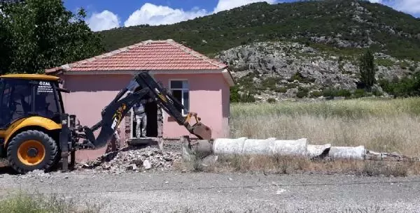 Künk minareye 'uygunsuzluk' yıkımı Künk minareye 'uygunsuzluk' yıkımı