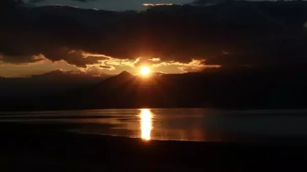 Kuruyan Burdur Gölü'nde gün batımı güzelliği
