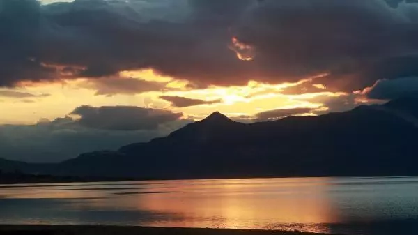 Kuruyan Burdur Gölü'nde gün batımı güzelliği