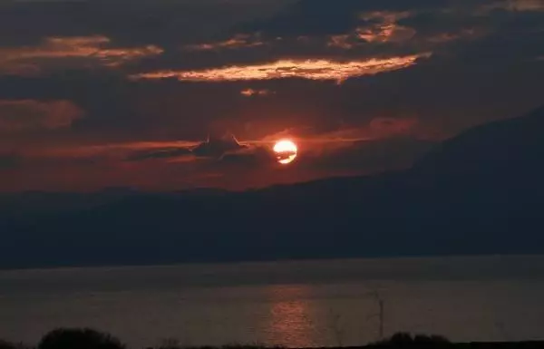 Kuruyan Burdur Gölü'nde gün batımı güzelliği