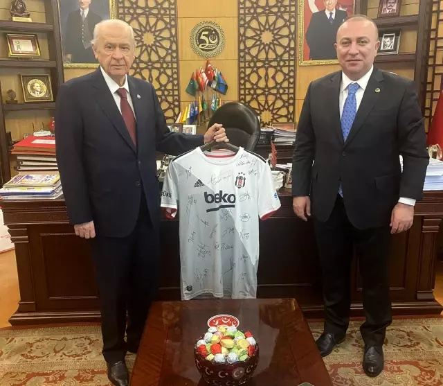 MHP Genel Başkanı Bahçeli'ye Sergen Yalçın ve futbolcuların imzaladığı Beşiktaş forması hediye edildi MHP Genel Başkanı Bahçeli'ye Sergen Yalçın ve futbolcuların imzaladığı Beşiktaş forması hediye edildi