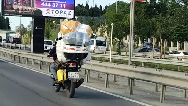 Motosikletine fazla yük atan sürücü hem kendini hem trafiği tehlikeye attı Motosikletine fazla yük atan sürücü hem kendini hem trafiği tehlikeye attı