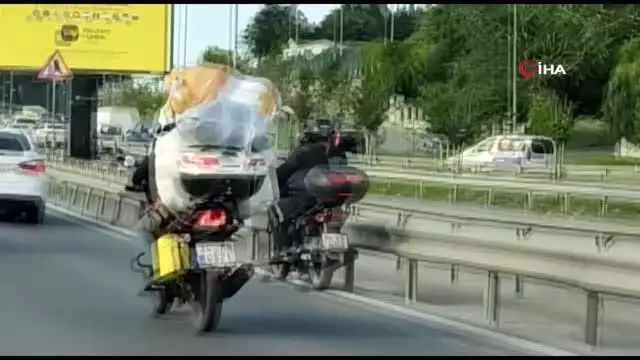 Motosikletine fazla yük atan sürücü hem kendini hem trafiği tehlikeye attı Motosikletine fazla yük atan sürücü hem kendini hem trafiği tehlikeye attı