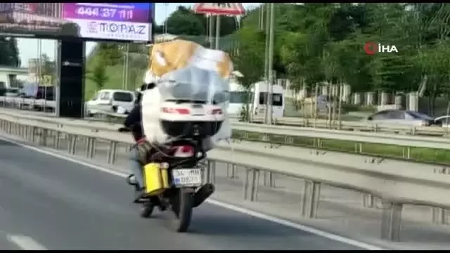 Motosikletine fazla yük atan sürücü hem kendini hem trafiği tehlikeye attı Motosikletine fazla yük atan sürücü hem kendini hem trafiği tehlikeye attı