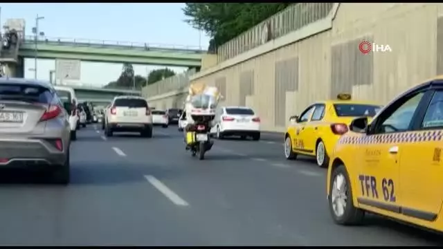 Motosikletine fazla yük atan sürücü hem kendini hem trafiği tehlikeye attı Motosikletine fazla yük atan sürücü hem kendini hem trafiği tehlikeye attı