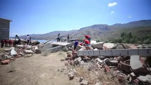 Öğretmenlerden oluşan AKUB ekibinden gerçeği aratmayan deprem tatbikatı Öğretmenlerden oluşan AKUB ekibinden gerçeği aratmayan deprem tatbikatı