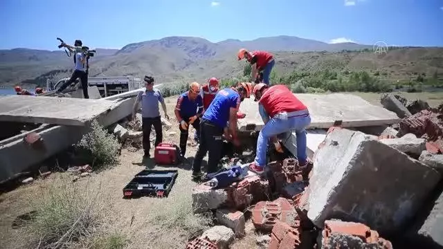 Öğretmenlerden oluşan AKUB ekibinden gerçeği aratmayan deprem tatbikatı