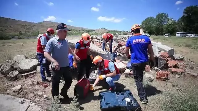 Öğretmenlerden oluşan AKUB ekibinden gerçeği aratmayan deprem tatbikatı