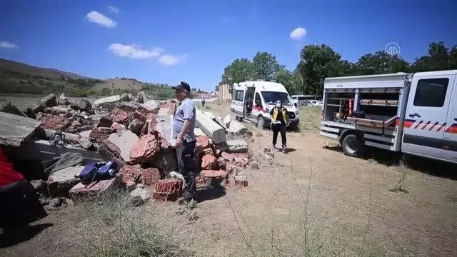 Öğretmenlerden oluşan AKUB ekibinden gerçeği aratmayan deprem tatbikatı