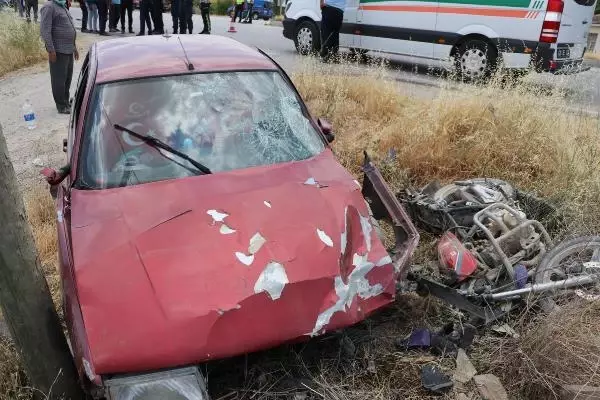 OTOMOBİL, MOTOSİKLETE ÇARPI; 1 ÖLÜ, 1 YARALI