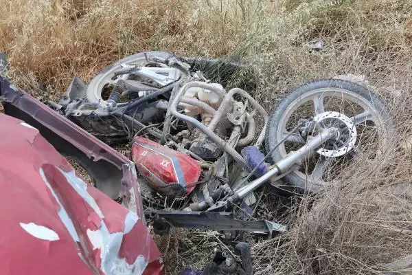 OTOMOBİL, MOTOSİKLETE ÇARPI; 1 ÖLÜ, 1 YARALI