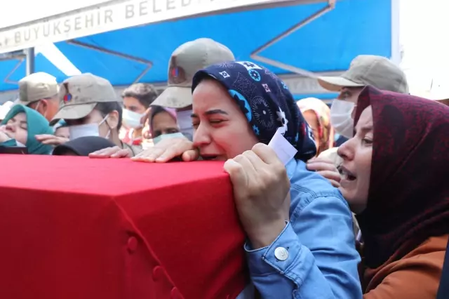 Son dakika: Şehit Jandarma Uzman Çavuş Adil Yılmaz, son yolculuğuna uğurlandı Son dakika: Şehit Jandarma Uzman Çavuş Adil Yılmaz, son yolculuğuna uğurlandı