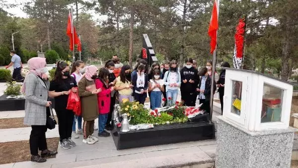 Şehit öğretmen Şenay Aybüke Yalçın, vefatının 4. yılında kabri başında anıldı