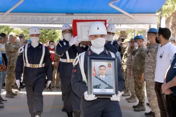 Son dakika: Şehit Jandarma Uzman Çavuş Adil Yılmaz, son yolculuğuna uğurlandı Son dakika: Şehit Jandarma Uzman Çavuş Adil Yılmaz, son yolculuğuna uğurlandı